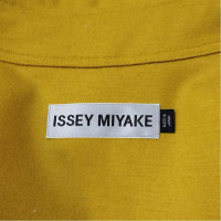 Issey Miyake Jacke/Mantel aus Wolle in Grün