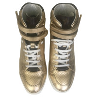 Louis Vuitton Sneakers Leer in Goud