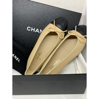 Chanel Slipper/Ballerinas aus Leder in Beige