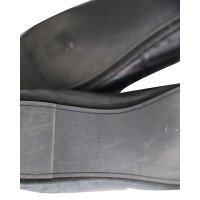 Fendi Sandalen aus Leder in Schwarz