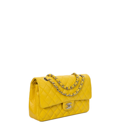 Chanel Flap Bag aus Leder in Gelb