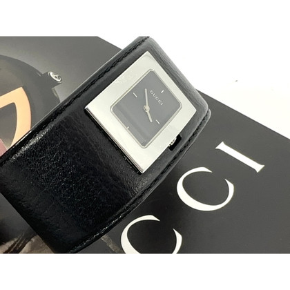 Gucci Armbanduhr aus Leder in Schwarz