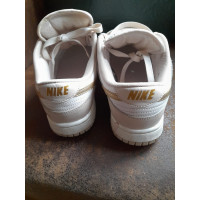 Nike Trainers Leather in Gold