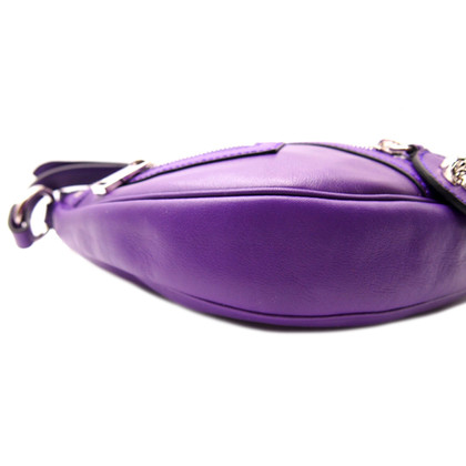 Versace Umhängetasche aus Leder in Violett