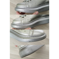 Alexander McQueen Sneakers aus Leder in Silbern
