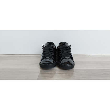 Louis Vuitton Sneakers aus Lackleder in Schwarz