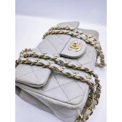 Chanel Umhängetasche aus Leder in Grau