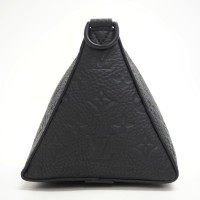 Louis Vuitton Triangle aus Leder in Schwarz