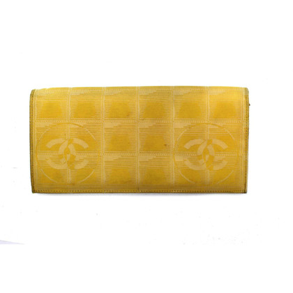 Chanel Täschchen/Portemonnaie aus Canvas in Gelb