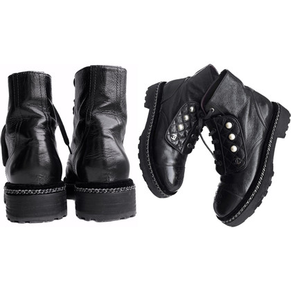 Chanel Schnürschuhe aus Leder in Schwarz