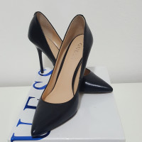 Guess Pumps/Peeptoes aus Leder in Schwarz