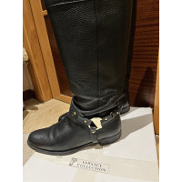 Versace Stiefel aus Leder in Schwarz