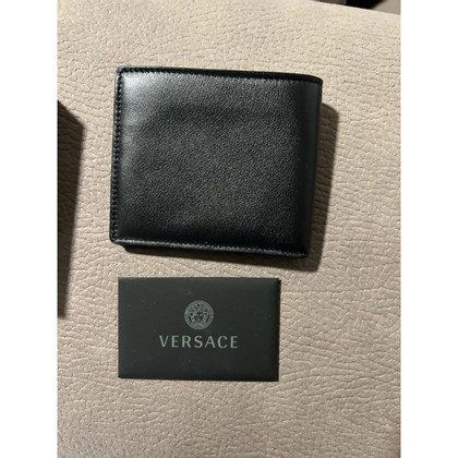 Versace Täschchen/Portemonnaie aus Leder in Schwarz