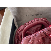 Bottega Veneta Shoulder Pouch aus Leder in Bordeaux