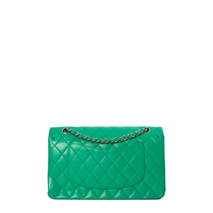 Chanel Classic Flap Bag aus Leder in Grün
