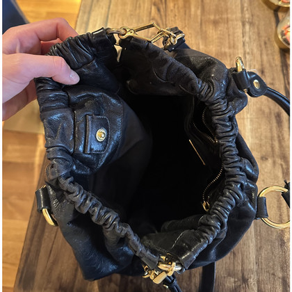 Miu Miu Handtasche aus Leder in Schwarz
