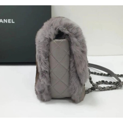 Chanel Flap Bag aus Pelz in Grau