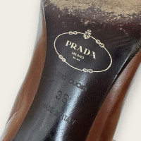 Prada Pumps/Peeptoes aus Leder in Braun