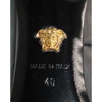 Versace Pumps/Peeptoes aus Leder in Schwarz