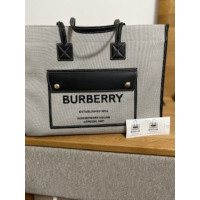 Burberry Shopper aus Canvas in Grau