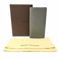 Louis Vuitton Brazza Leer in Goud