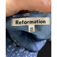 Reformation Kleid aus Viskose in Blau