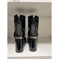 Miu Miu Stiefeletten aus Lackleder in Schwarz