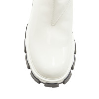 Prada Stiefel aus Lackleder in Weiß