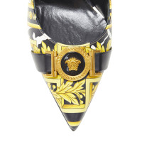 Versace Sandalen aus Leder in Gold