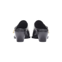 Versace Sandalen aus Leder in Schwarz