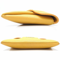 Givenchy Clutch aus Leder in Gelb