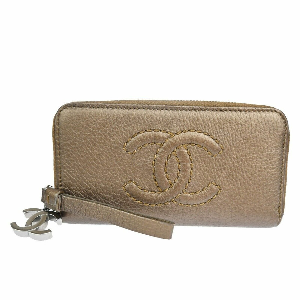 Chanel Täschchen/Portemonnaie aus Leder in Braun