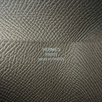 Hermès Täschchen/Portemonnaie aus Leder in Grau