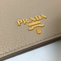 Prada Täschchen/Portemonnaie aus Leder in Beige