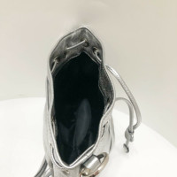 Miu Miu Umhängetasche aus Leder in Silbern