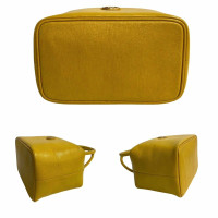 Burberry Handtasche aus Leder in Gelb