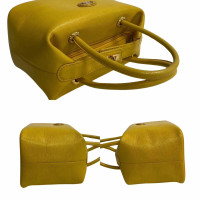 Burberry Handtasche aus Leder in Gelb