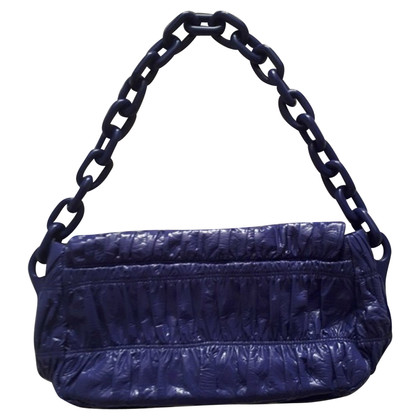 Prada Handtasche aus Lackleder in Violett