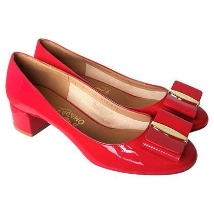 Salvatore Ferragamo Slippers/Ballerinas Patent leather in Red