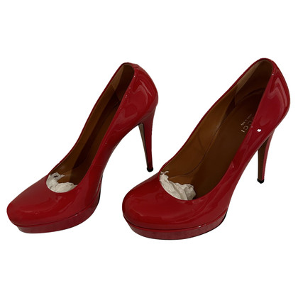 Gucci Pumps/Peeptoes aus Lackleder in Rot