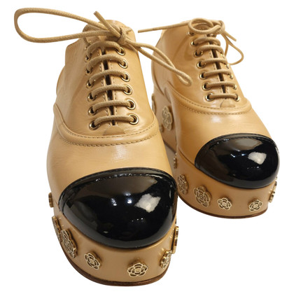 Chanel Chaussures à lacets en Cuir en Beige