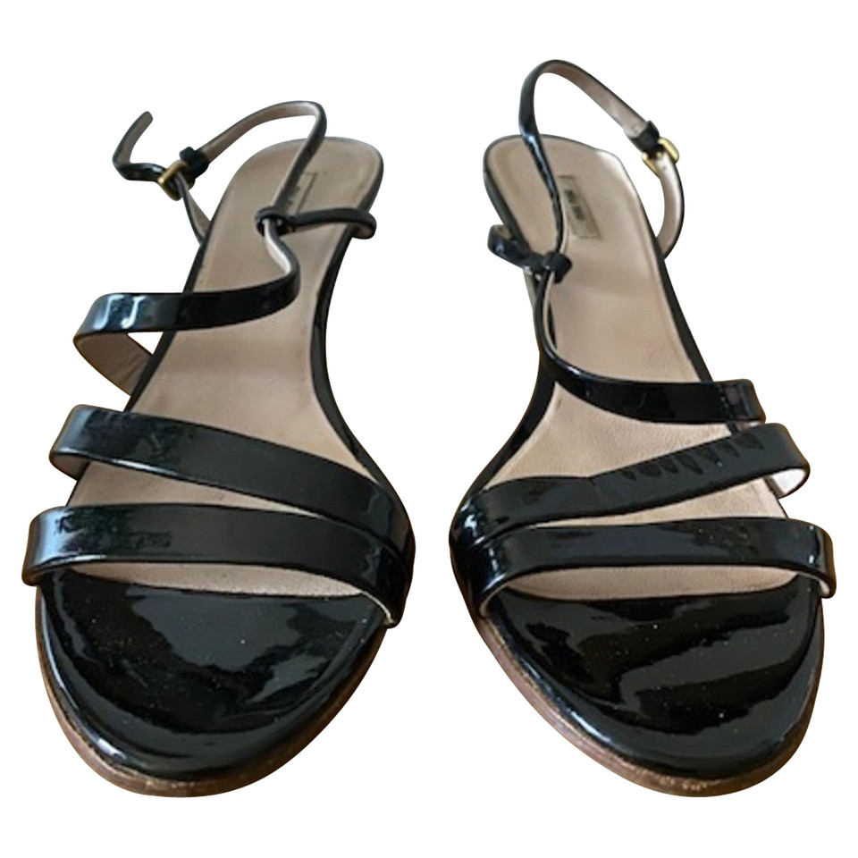 Miu Miu Sandalen aus Lackleder in Schwarz
