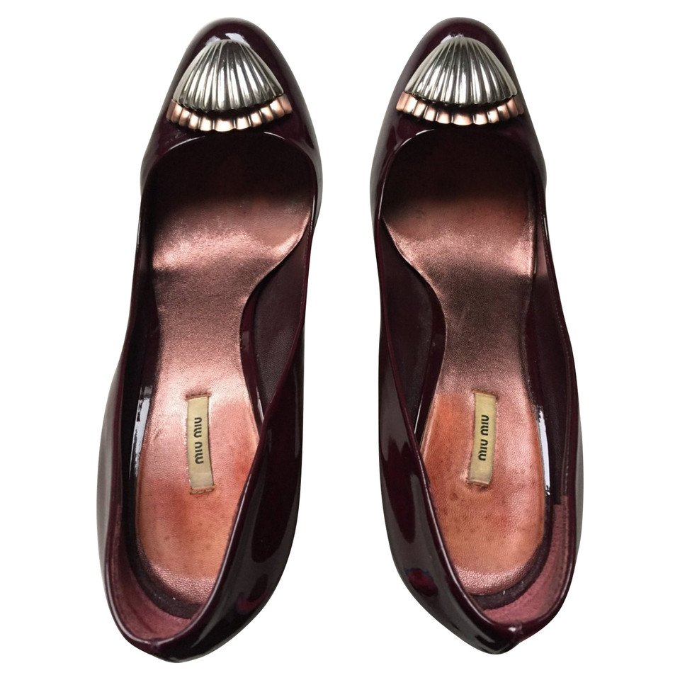 Miu Miu Pumps/Peeptoes aus Lackleder in Bordeaux