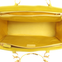 Versace Handtasche aus Leder in Gelb