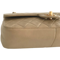 Chanel Classic Flap Bag Medium in Pelle in Crema