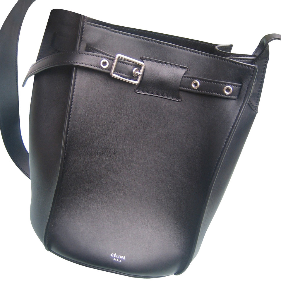 Céline Bucket Long Strap aus Leder in Schwarz