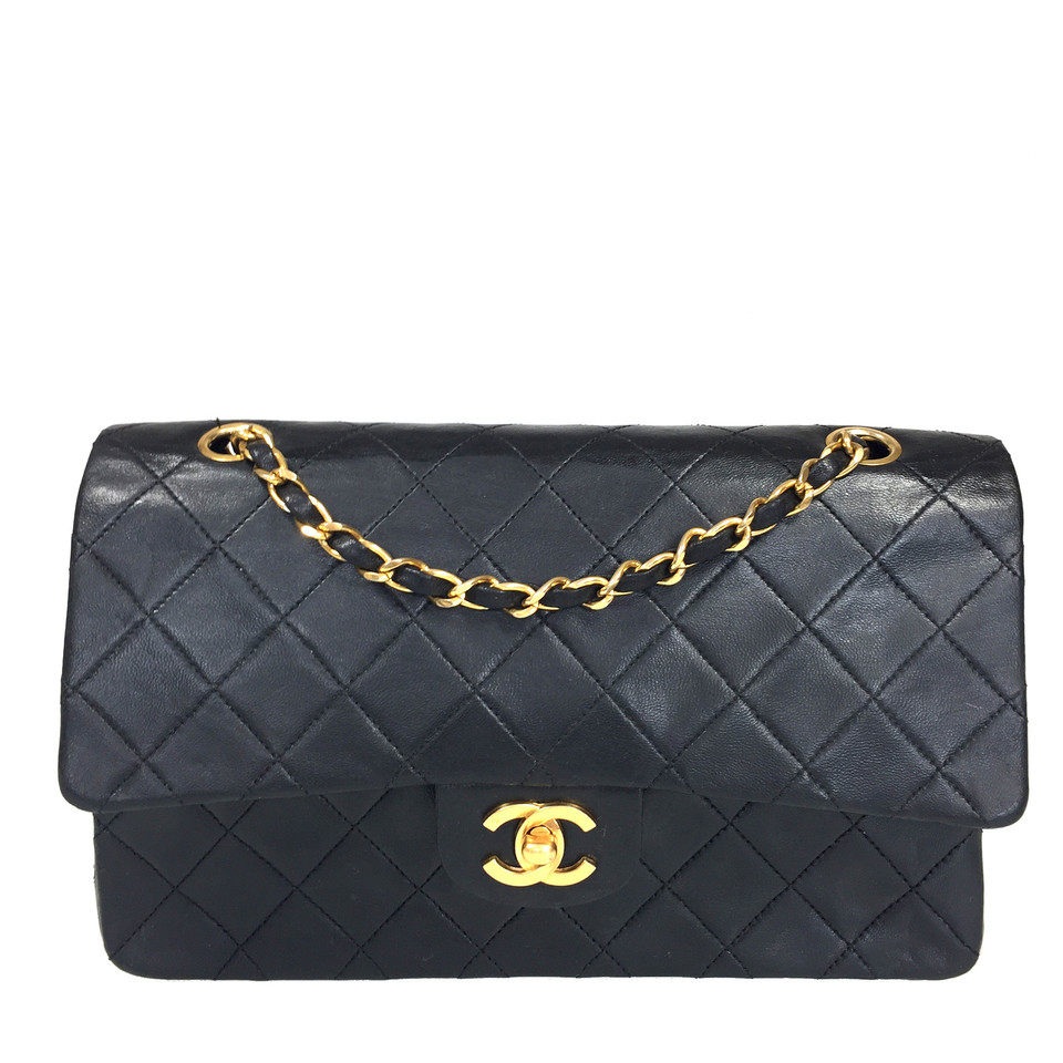 Chanel Classic Flap Bag Medium aus Leder in Schwarz