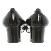 Prada Pumps/Peeptoes aus Lackleder in Schwarz