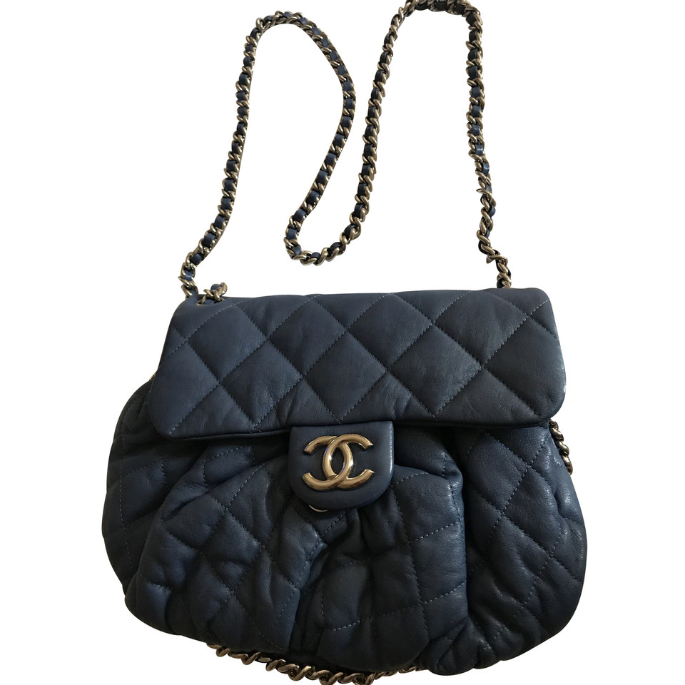 Chanel "Chaîne Autour de Flap Bag"