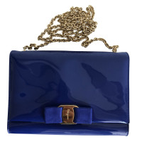 Salvatore Ferragamo Handtasche aus Lackleder in Blau